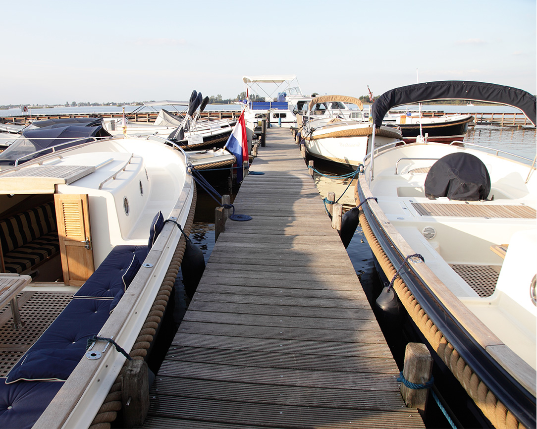 Jachthaven met sloepen